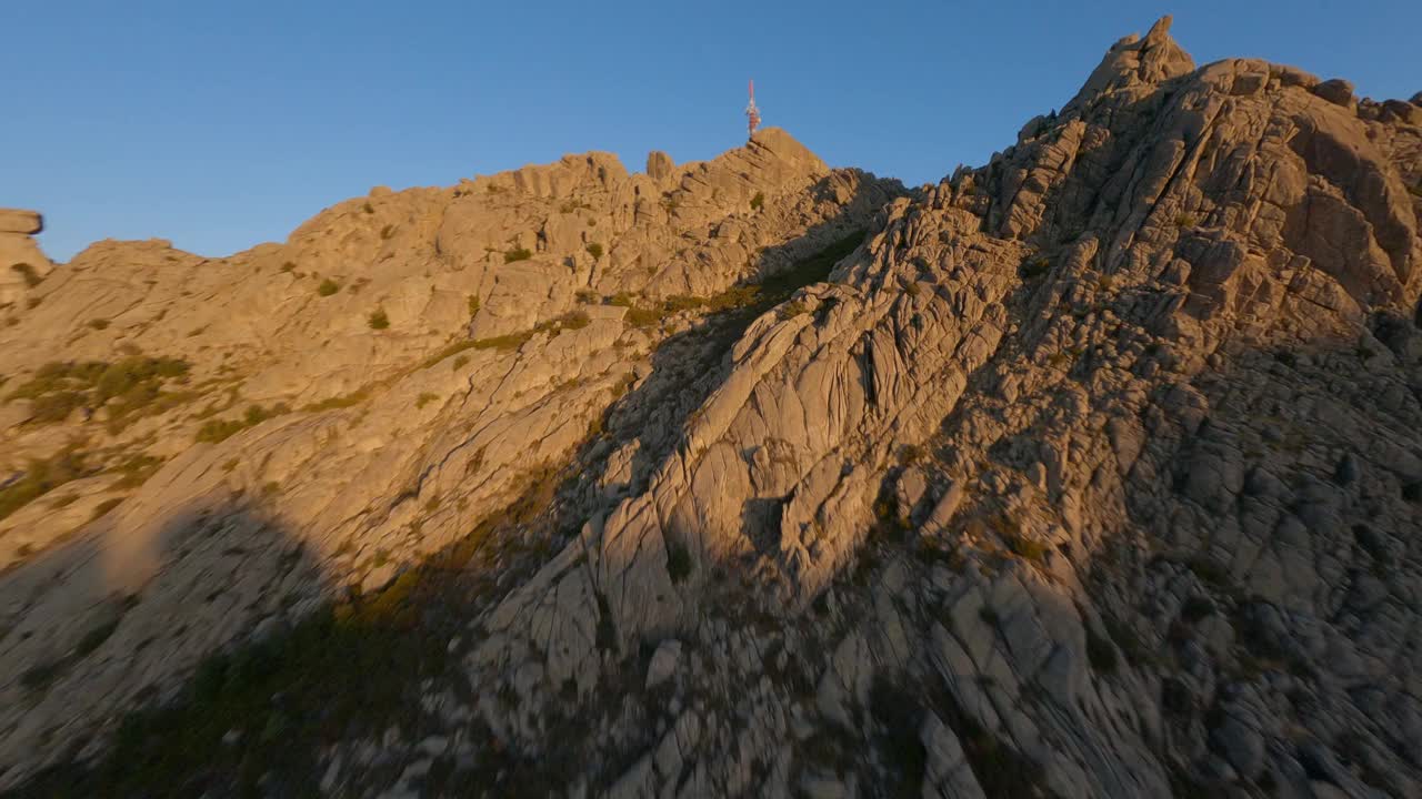 FPV视频，高山冲浪，在一个美丽的日出期间在花岗岩山脉高速飞行。坦皮奥包萨尼亚，撒丁岛，意大利。视频素材