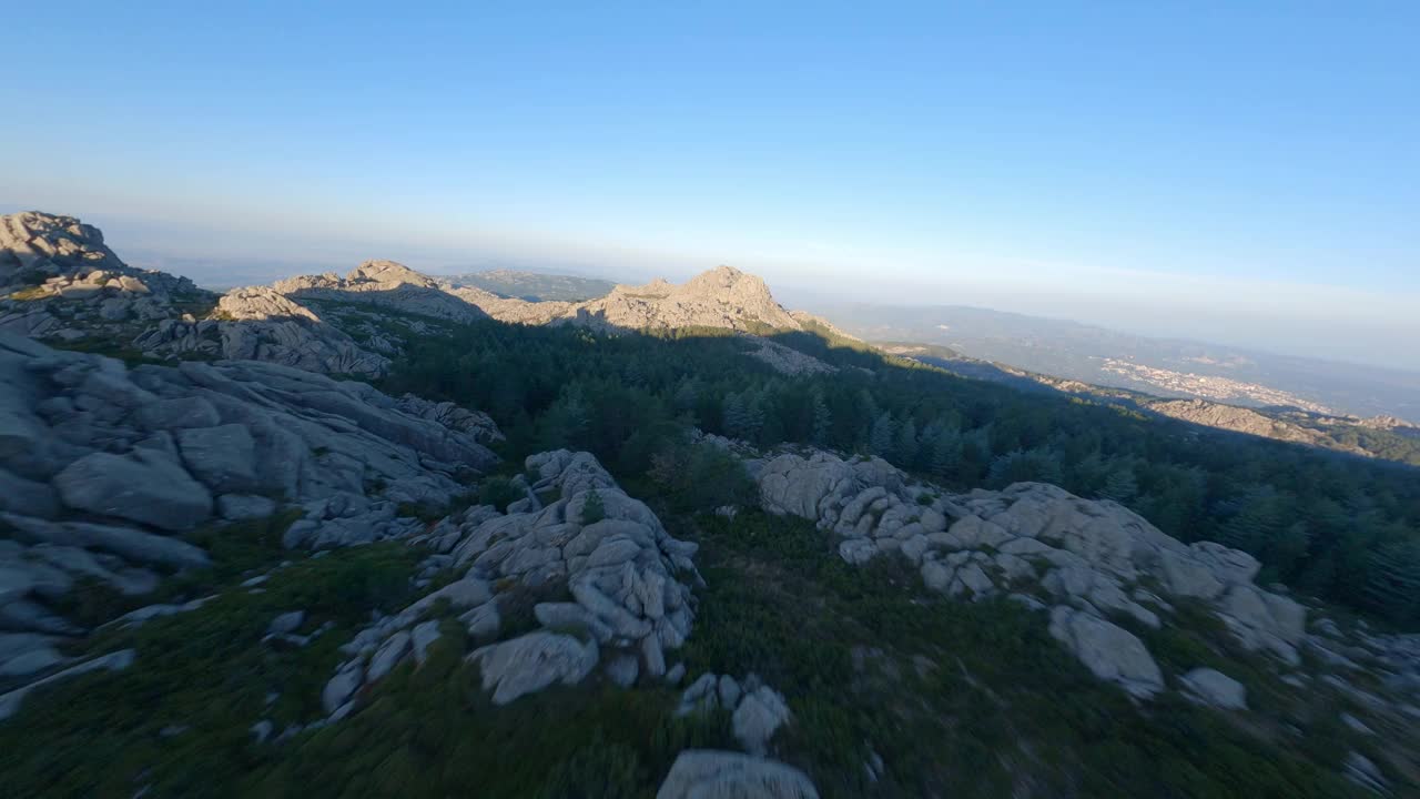 FPV视频，高山冲浪，在一个美丽的日出期间在花岗岩山脉高速飞行。坦皮奥包萨尼亚，撒丁岛，意大利。视频素材