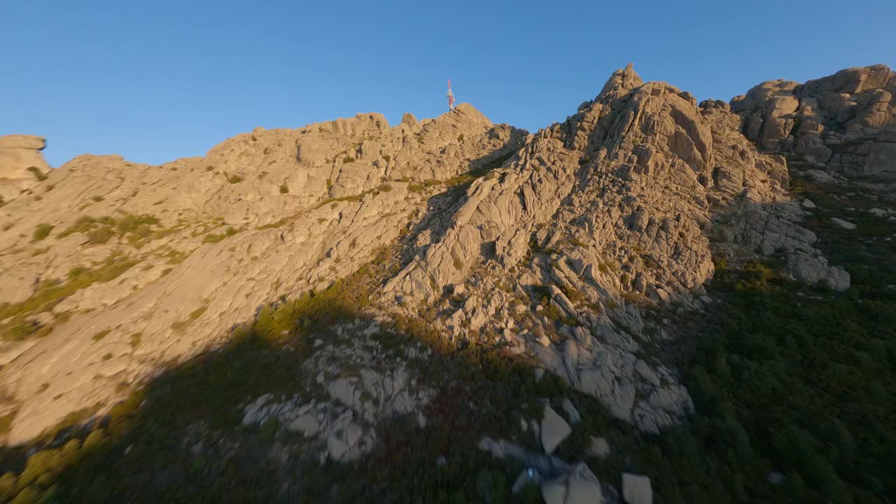 FPV视频，高山冲浪，在一个美丽的日出期间在花岗岩山脉高速飞行。坦皮奥包萨尼亚，撒丁岛，意大利。视频素材