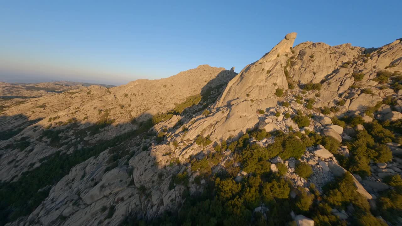 FPV视频，高山冲浪，在一个美丽的日出期间在花岗岩山脉高速飞行。坦皮奥包萨尼亚，撒丁岛，意大利。视频素材