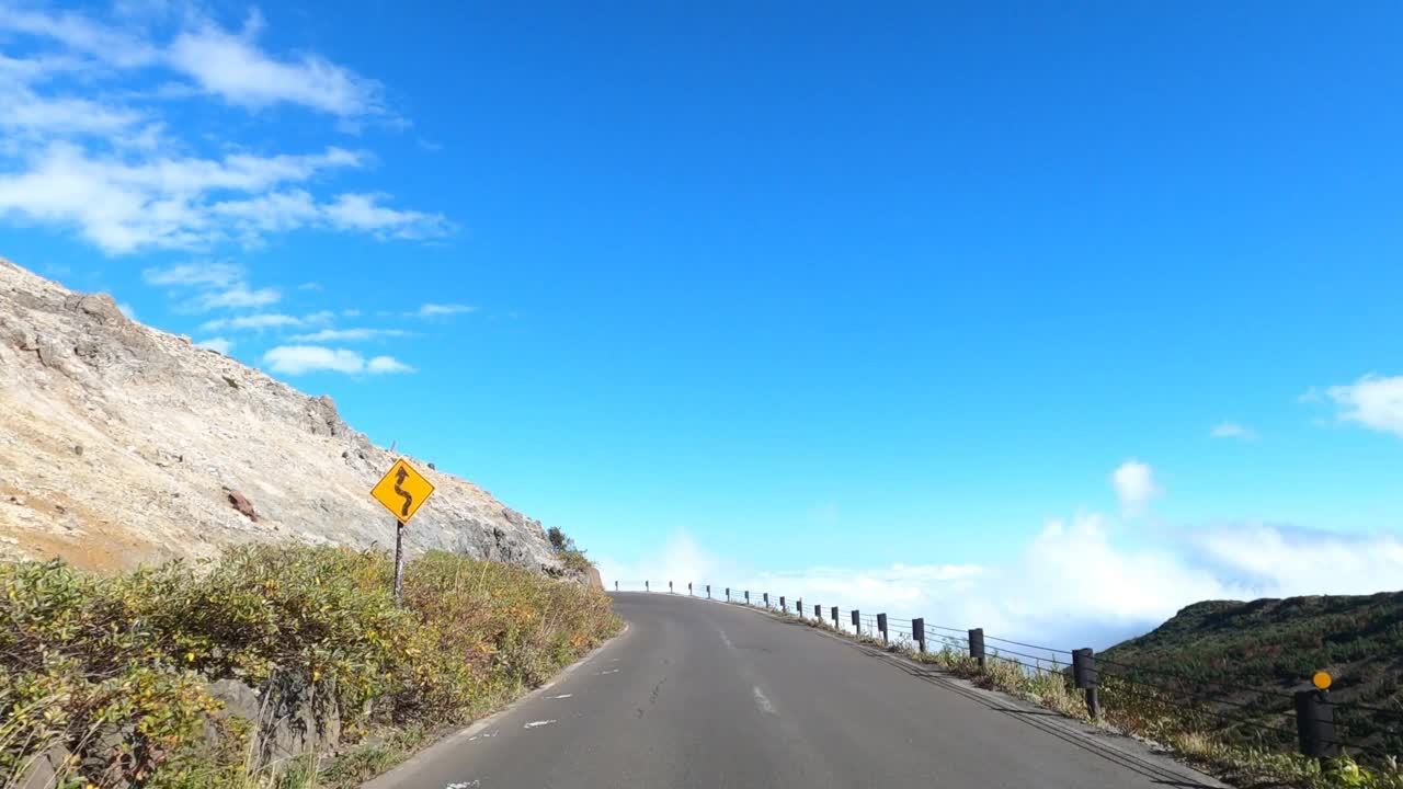 行驶在秋叶飘飘的山路上视频素材