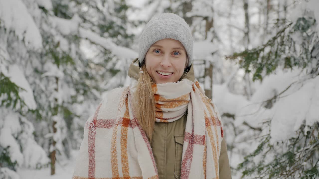 可爱的女学生肖像在冬季森林与雪嬉戏视频素材