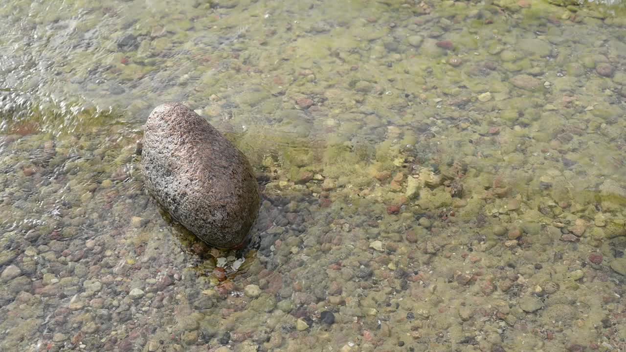 清晰透明的水视频素材