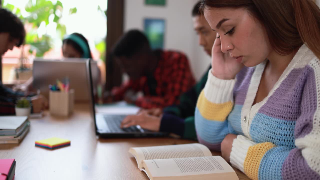 多种族学生在一起学习的同时阅读书籍和使用笔记本电脑-学校的概念视频素材