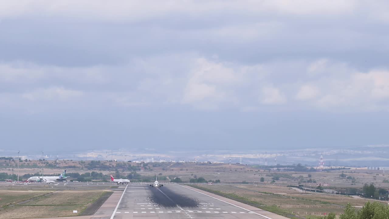 伊比利亚航空公司的空客A321从跑道上起飞视频素材