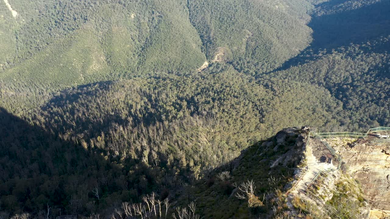 山崖岩层形成，山谷林木成林视频素材