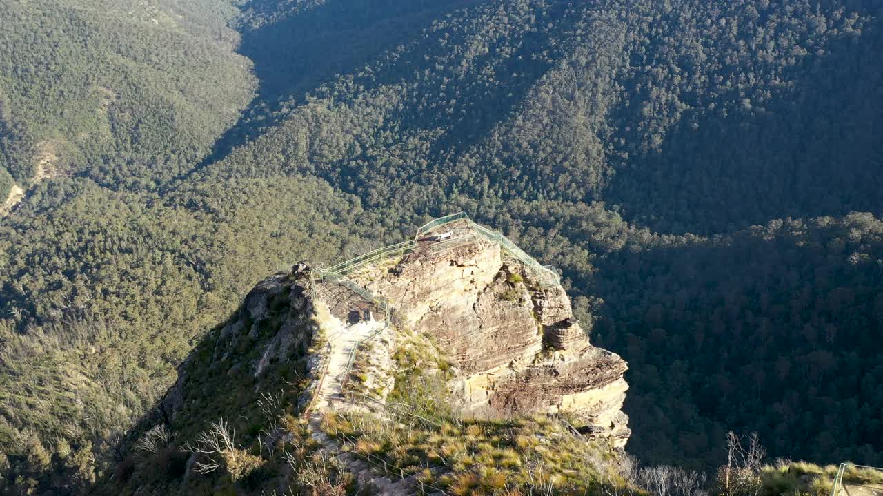 山崖岩层形成，山谷林木成林视频素材