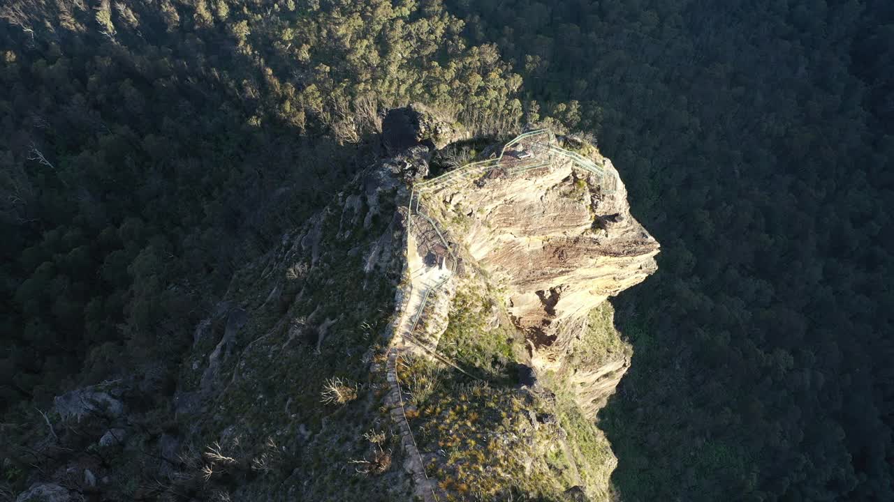 移动到山崖岩层之上，森林山谷，鸟瞰图视频素材