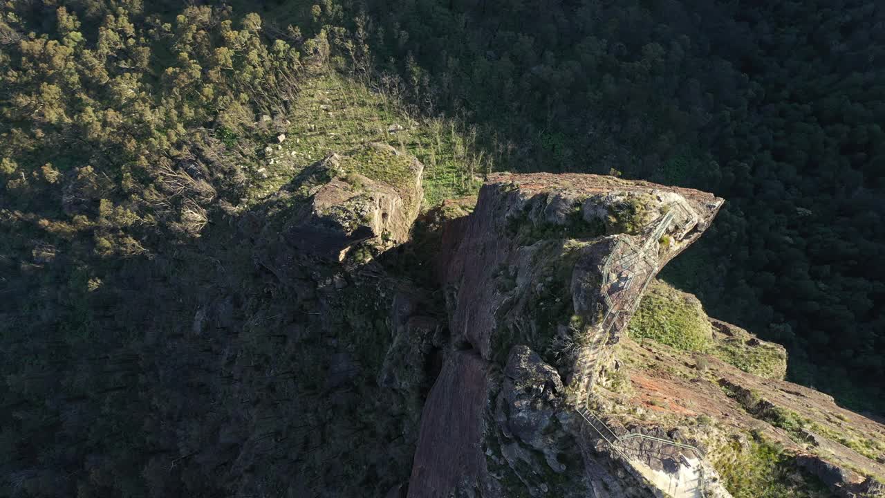 移动到山崖岩层之上，森林山谷，鸟瞰图视频素材