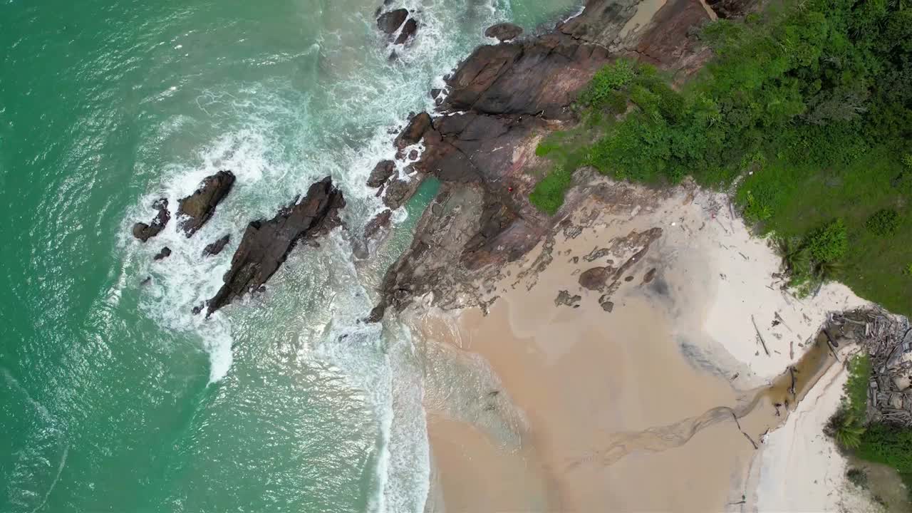 无人机在泰国攀牙岛的海上和海滩上空飞行视频素材