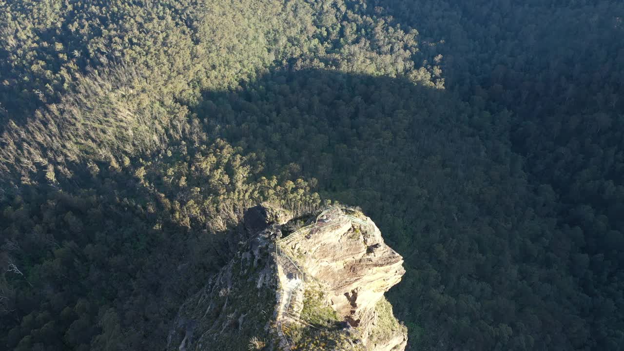 飞越山崖岩层，森林山谷鸟瞰图，澳大利亚视频素材