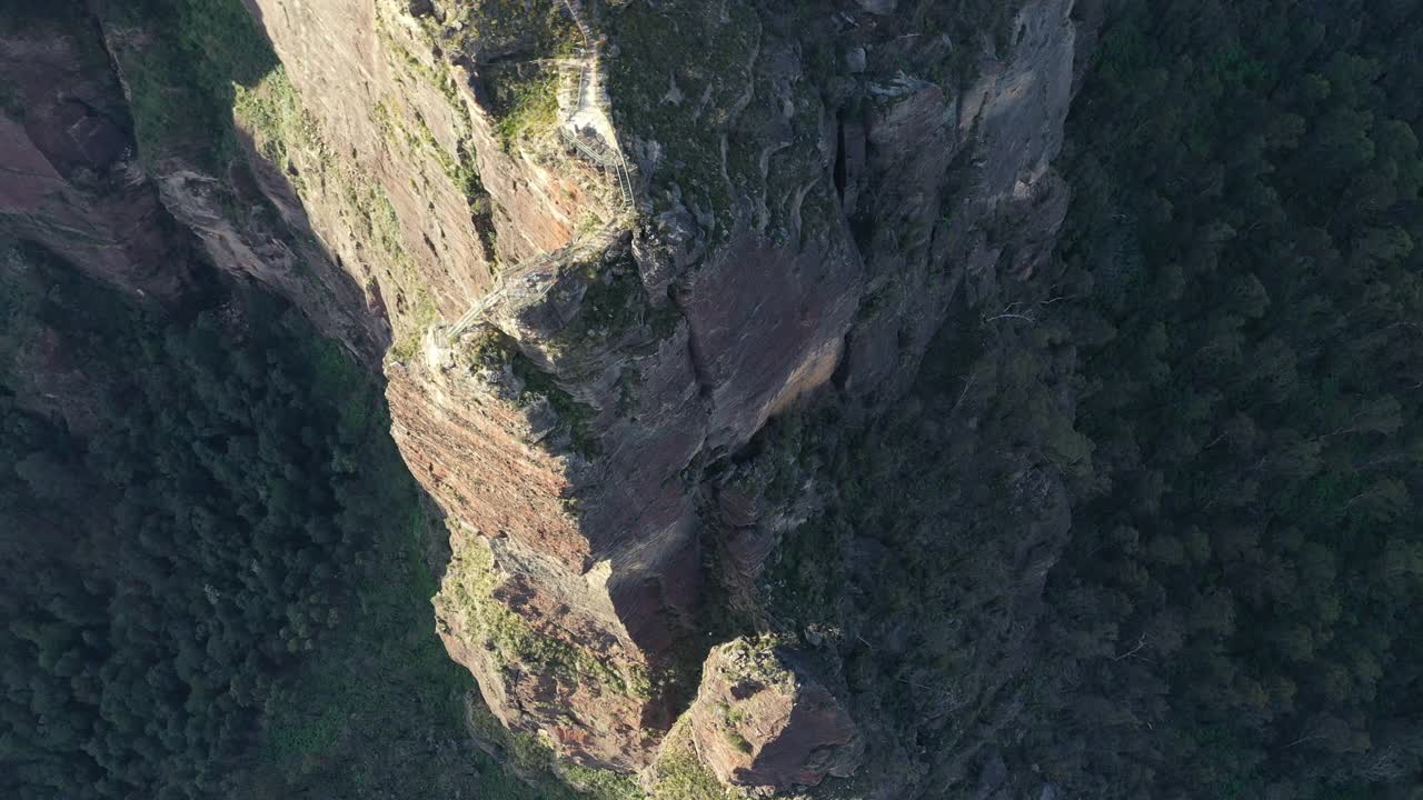 移动到山崖岩层之上，森林山谷鸟瞰图，澳大利亚视频素材