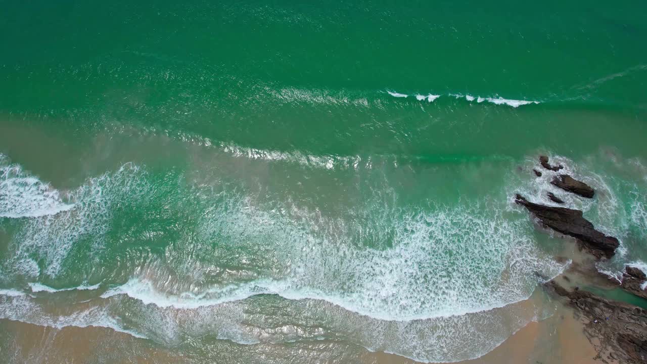 无人机在泰国攀牙岛的海上和海滩上空飞行视频素材