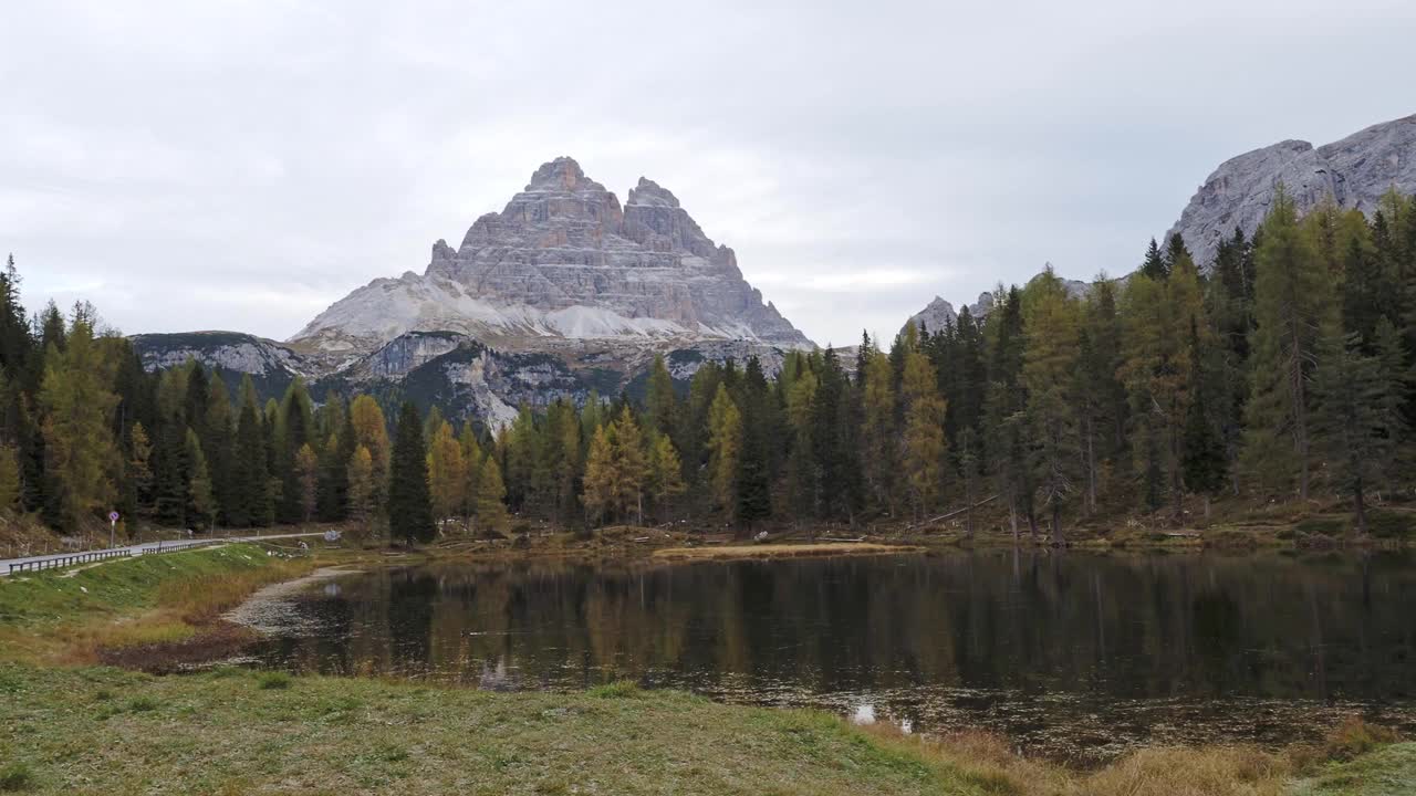 拉瓦雷多峰和周围湖的三座山峰。白云石Alp山脉，贝鲁诺省，白云石Alps，意大利视频素材