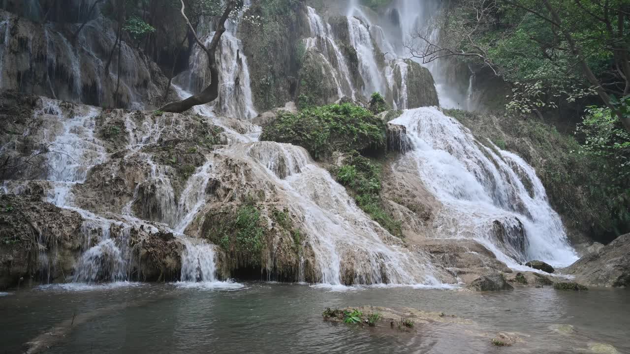 国家公园热带雨林中的四面瀑布(Erawan waterfall)， 7层，水流穿过天然的石头视频素材