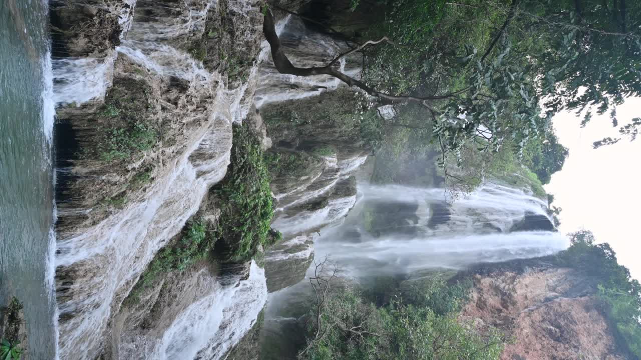 国家公园热带雨林中的四面瀑布(Erawan waterfall)， 7层，水流穿过天然的石头视频素材