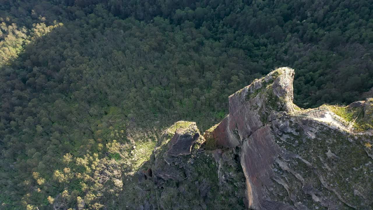 高山景观，飞越悬崖边缘，岩石形成，森林暗谷视频素材