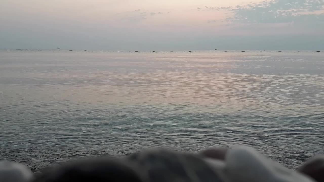 美丽的日出在卵石海滩地中海，时间流逝。海景，海岸线在度假村。视频素材