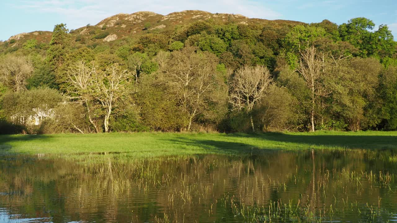 洪水在温德米尔湖的头，安布尔赛德，湖区，英国望向Loughrigg。视频素材