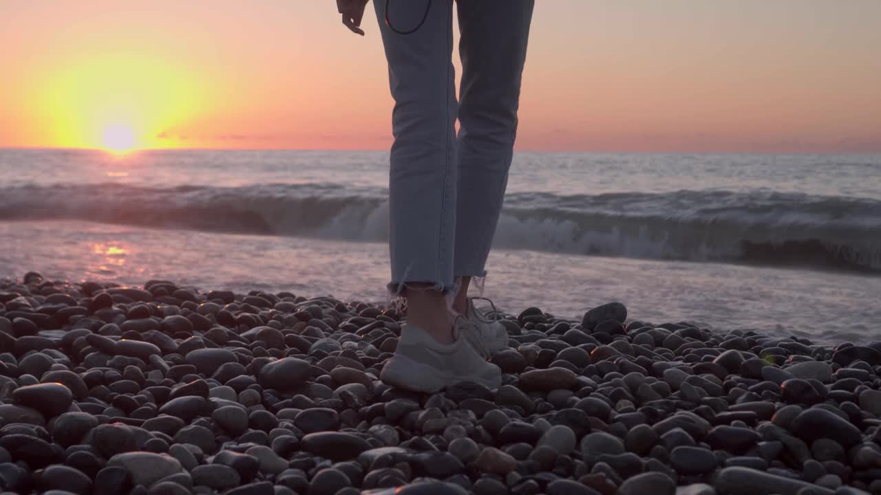 女孩走在海边，梦想着。特写的腿没有脸。视频素材