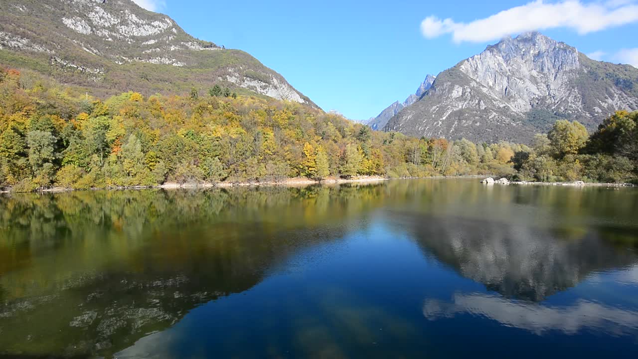 宁静在山间的秋湖上视频素材