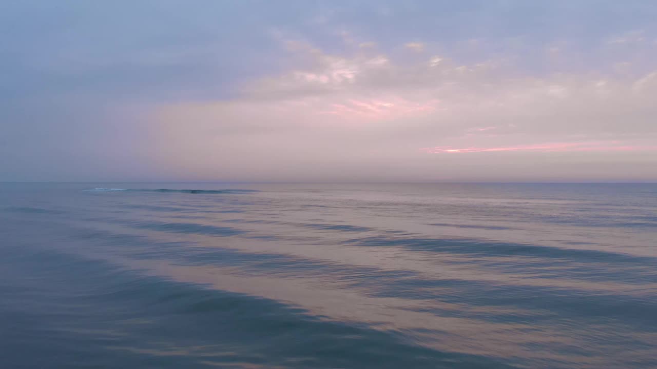 海上日出。美丽的粉红色日落与海浪和海滩。自然景观视频素材