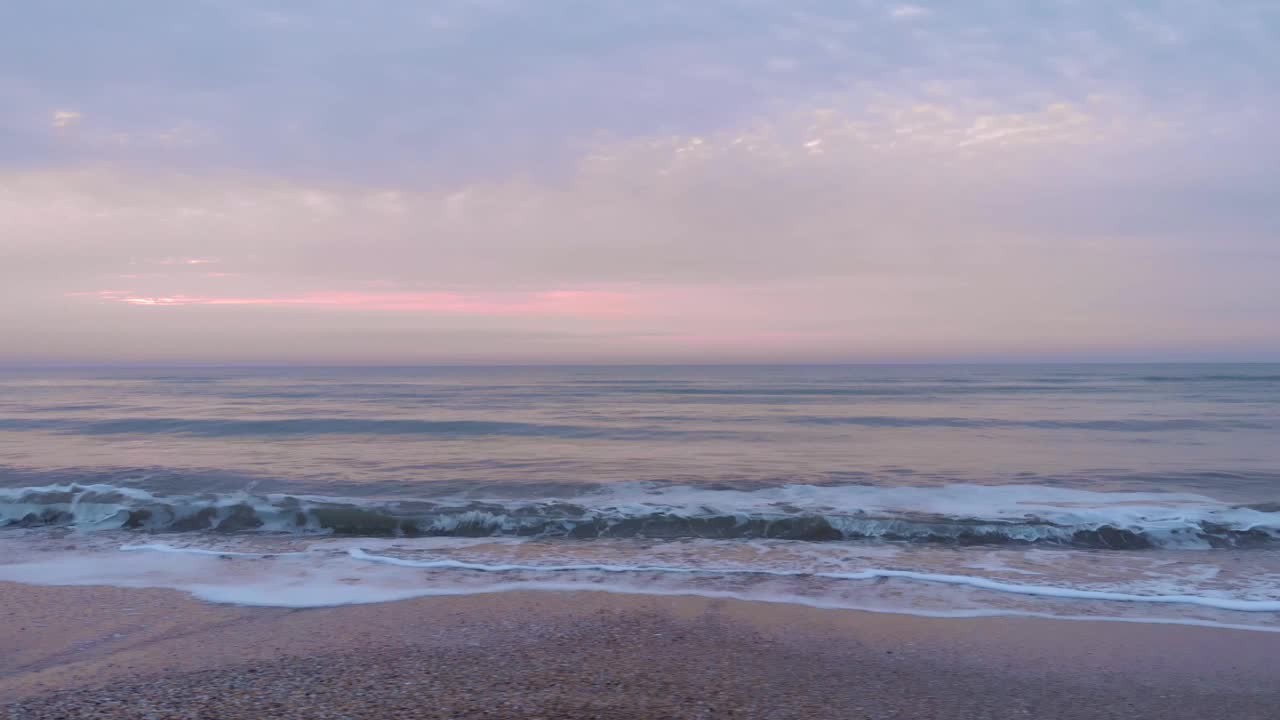 海浪。美丽的日出海景。桑迪海滩。在海上日落视频素材