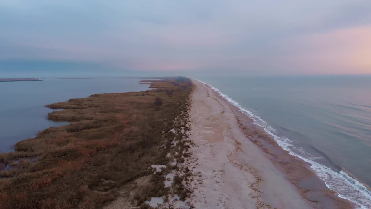 空的河口。沙滩上有巨大的海浪拍打着海岸。美丽的海洋自然。原始的风景视频素材