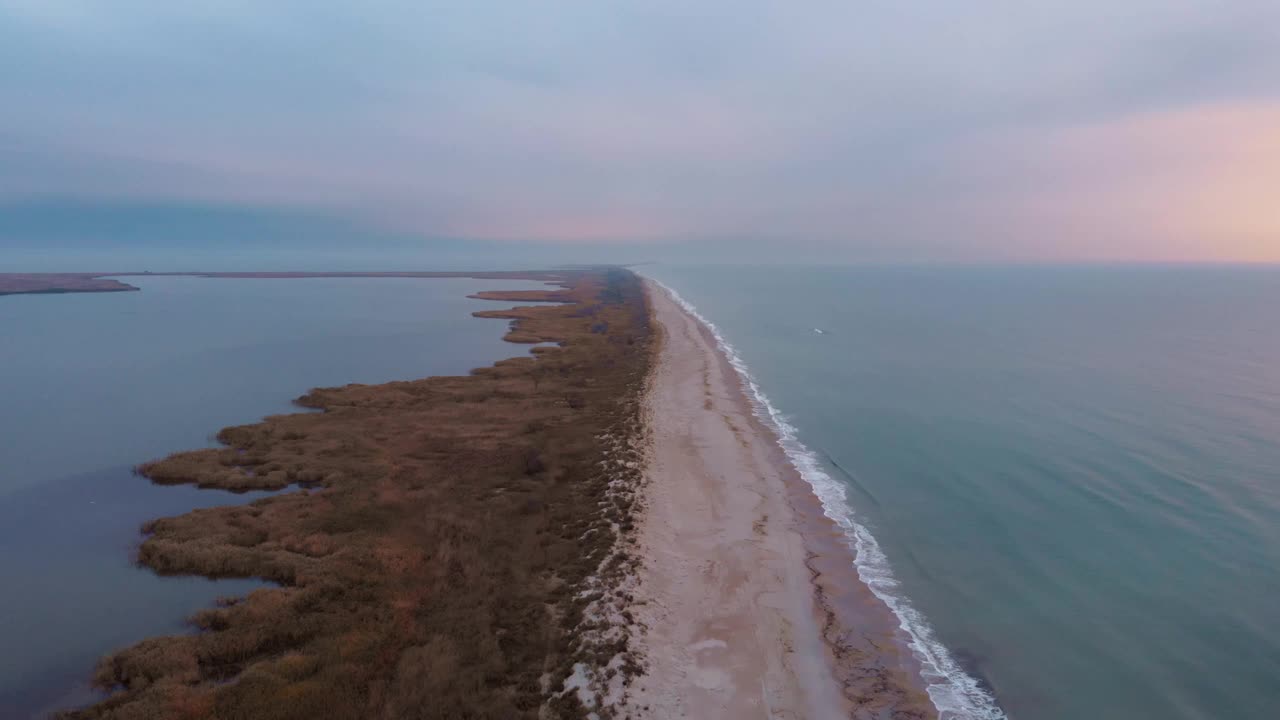 日出时，沙质的河口海滩伴随着海浪。热带海滩上美丽的海上日落视频素材