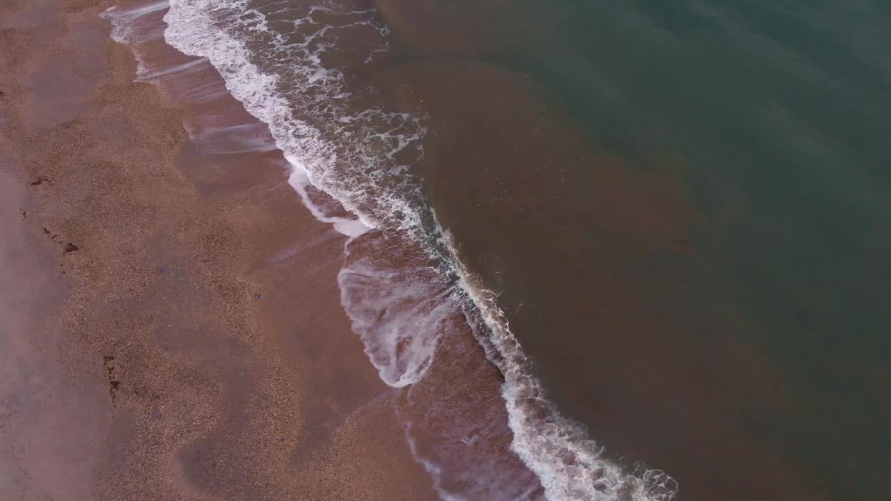 美丽的海浪与沙滩。海滨日出时。热带金色沙滩，波浪和白色泡沫。野生海洋自然视频素材