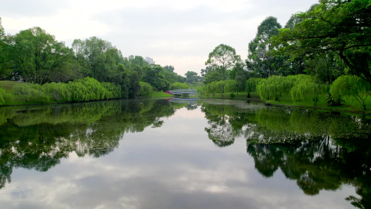 无人机飞越湖泊和池塘视频素材