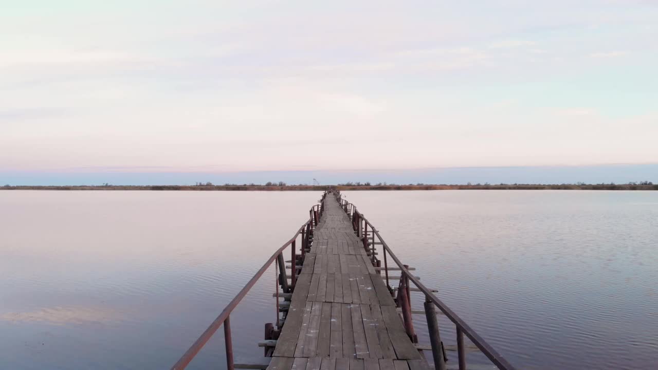 日出时，河口处平静的水面。日落湖与空桥。海景视频素材