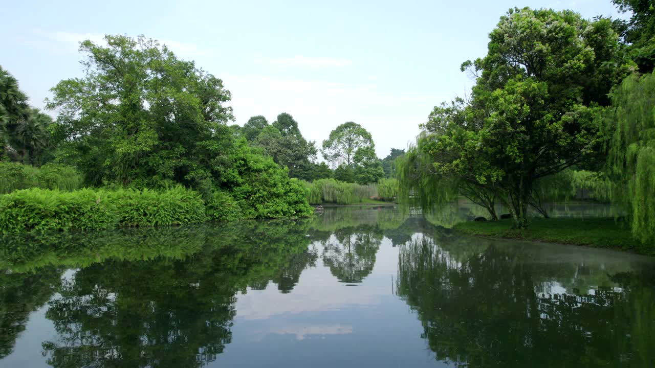 无人机飞越湖泊和池塘视频素材