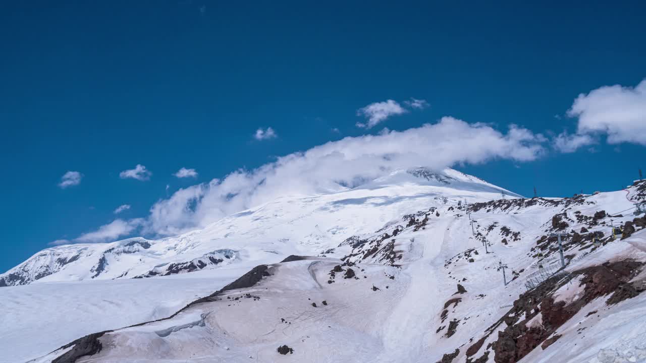 埃尔布鲁士山下的冰川和白雪覆盖的山坡的景观。欧洲的最高点。高加索，俄罗斯的夏天。4K，时间流逝视频素材