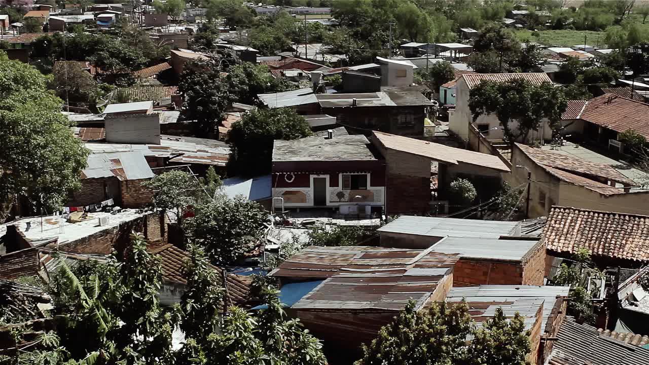 南美洲巴拉圭首都亚松森的穷房子。4K分辨率。视频素材