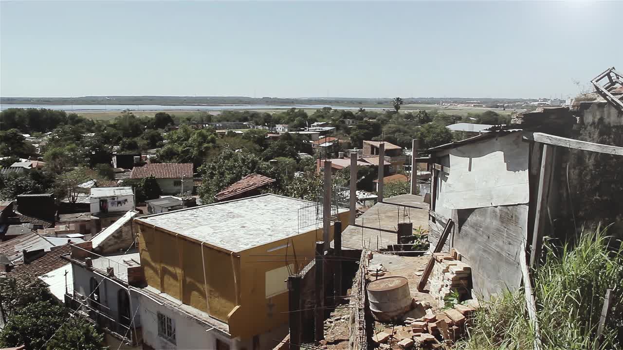 南美洲巴拉圭首都亚松森的穷房子。4K分辨率。视频素材