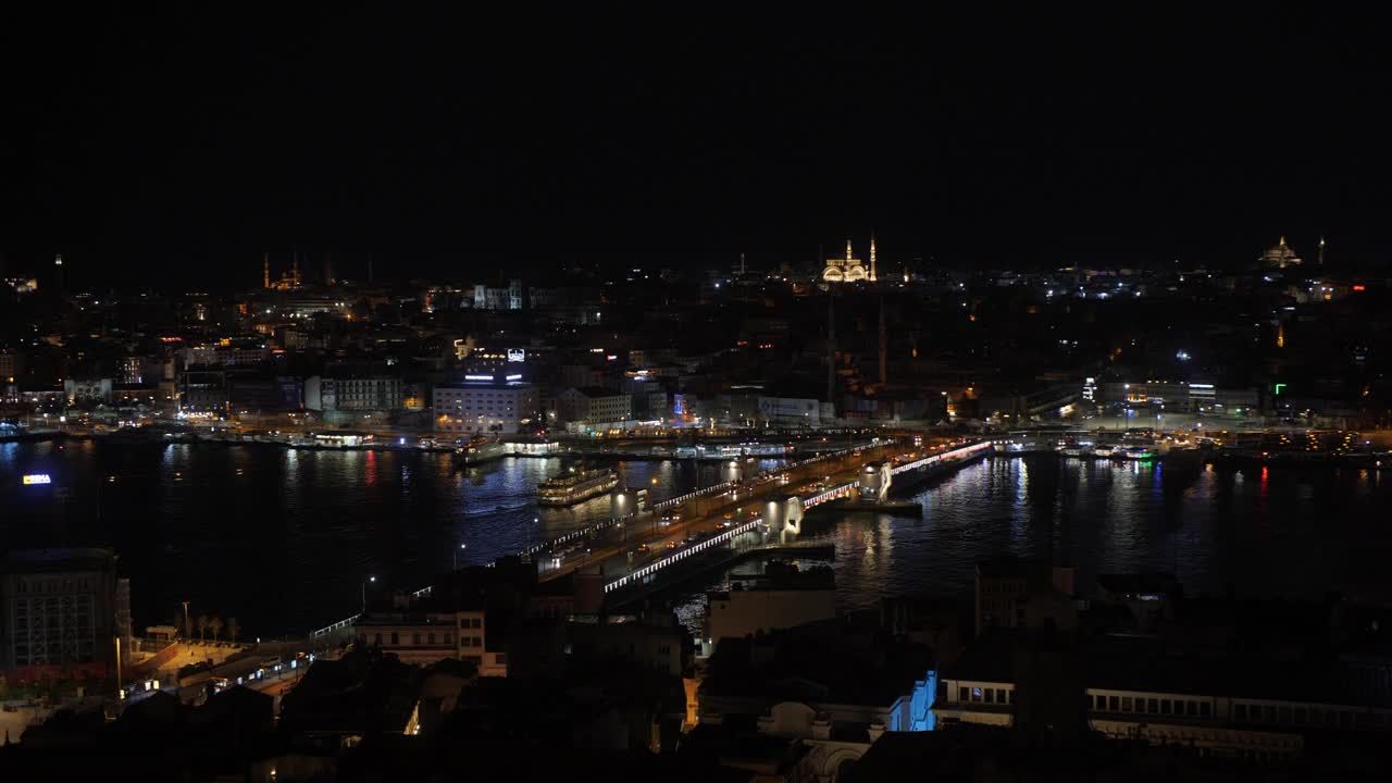 在土耳其伊斯坦布尔的高光照明下，著名的加拉塔大桥全景。夜生活景观现代城市，车流在加拉塔大桥横跨金角。视频素材