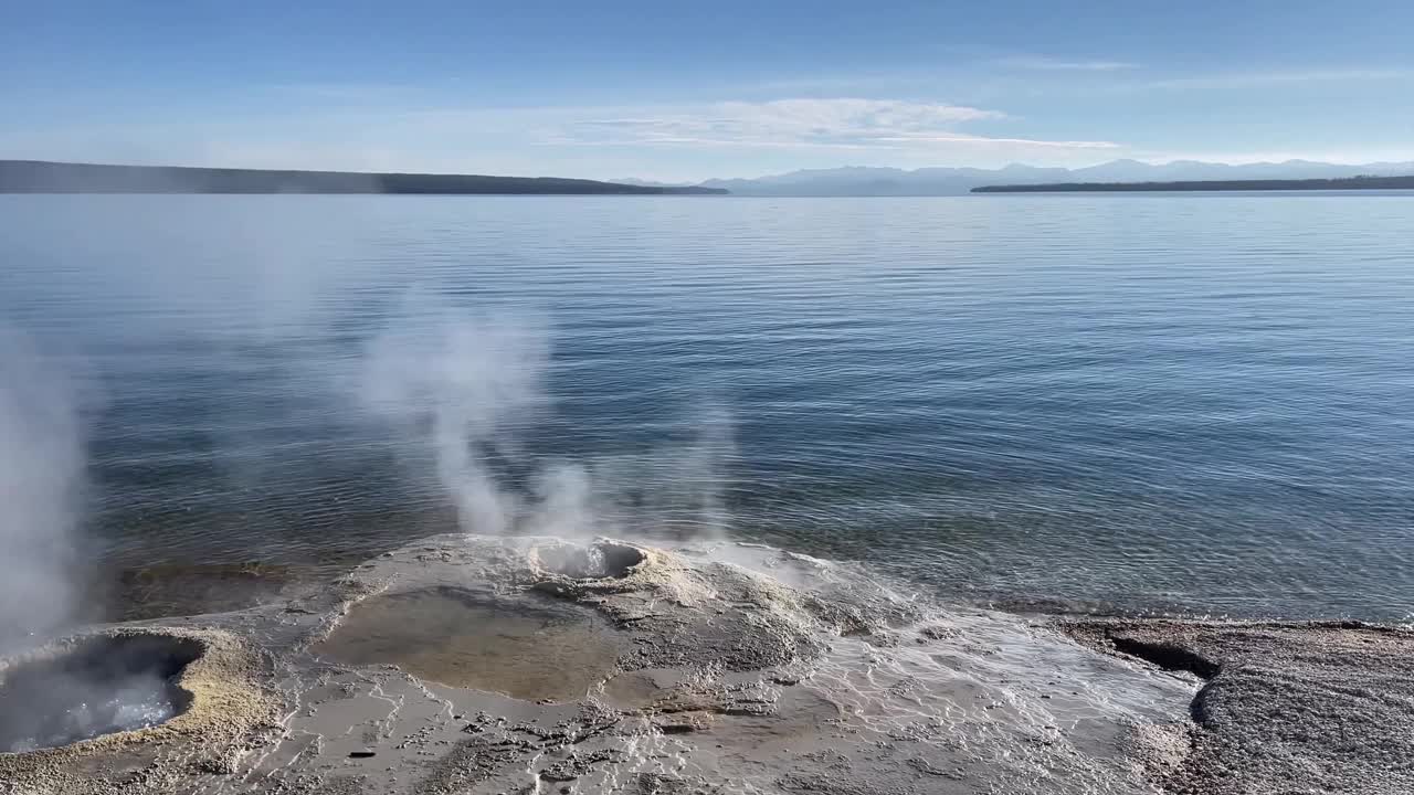 黄石湖岸边的间歇泉视频素材