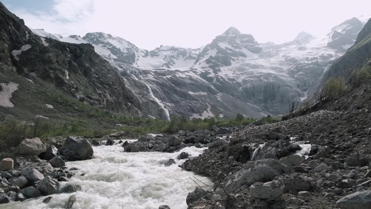 美丽的风景与湍急的山河之间的岩石视频素材