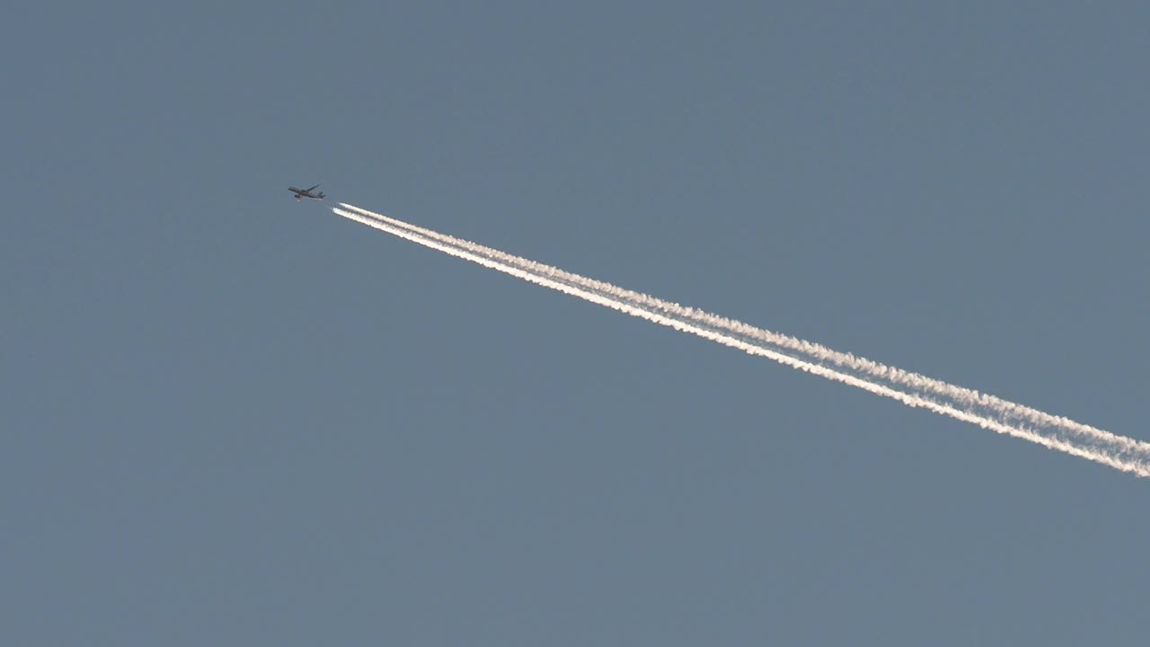 一架飞机在英国湖区安布尔赛德上空飞行。视频素材