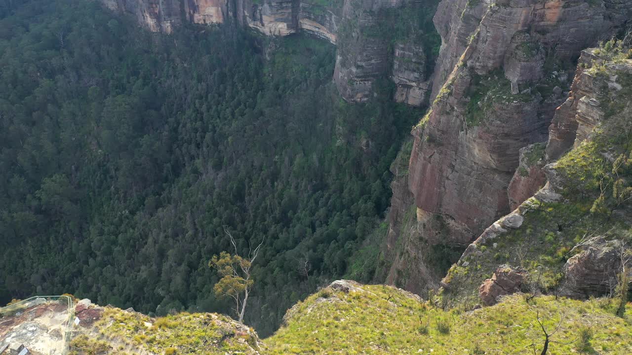 飞越高山悬崖边缘到树山谷，澳大利亚视频素材