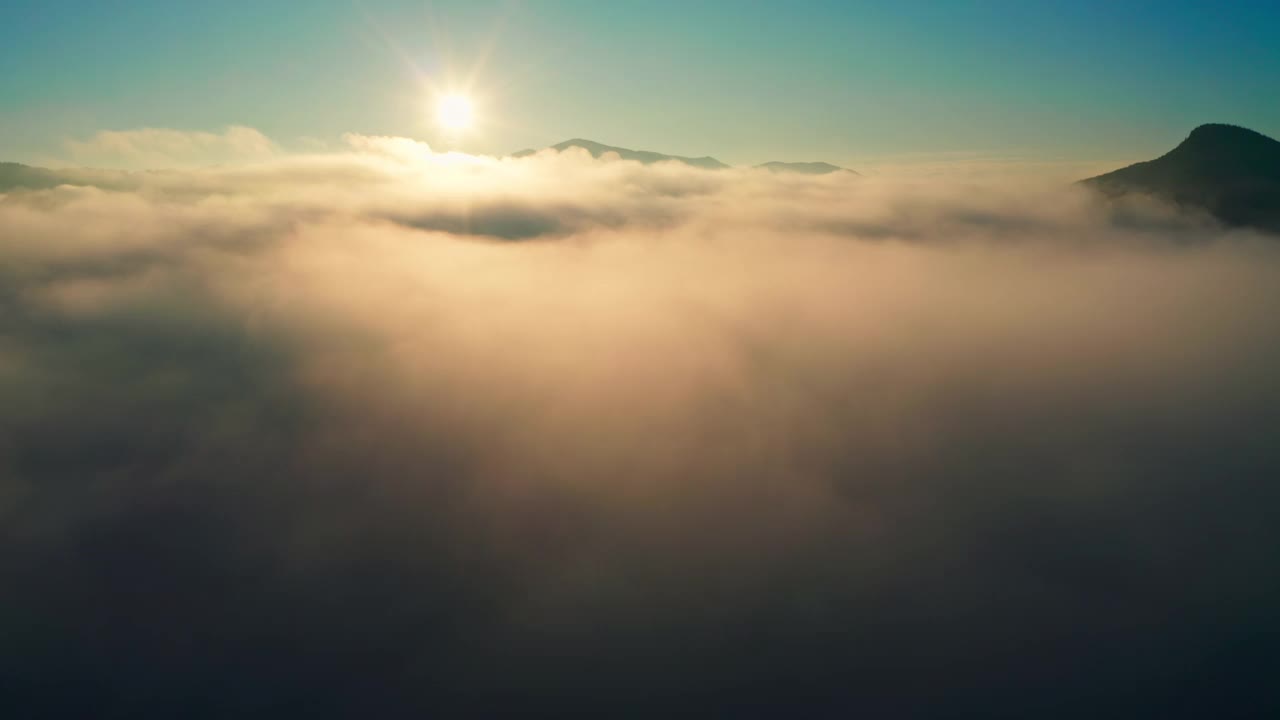 雾太阳森林山神奇美丽的早晨自然旅行视频素材