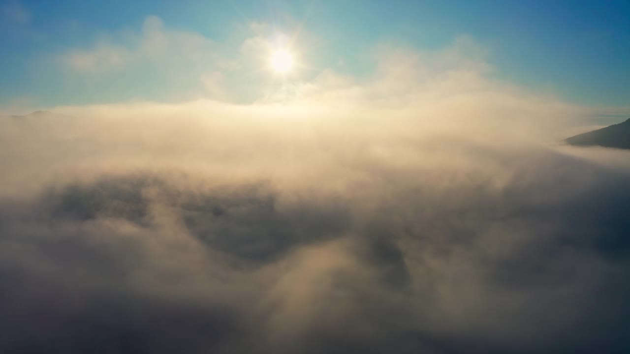 雾太阳森林山神奇美丽的早晨自然旅行视频素材