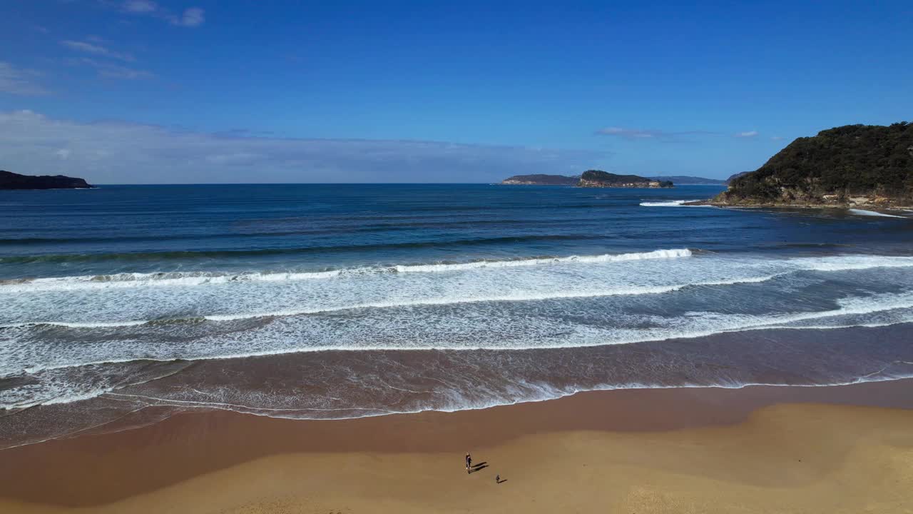 在海滩上冲浪视频素材