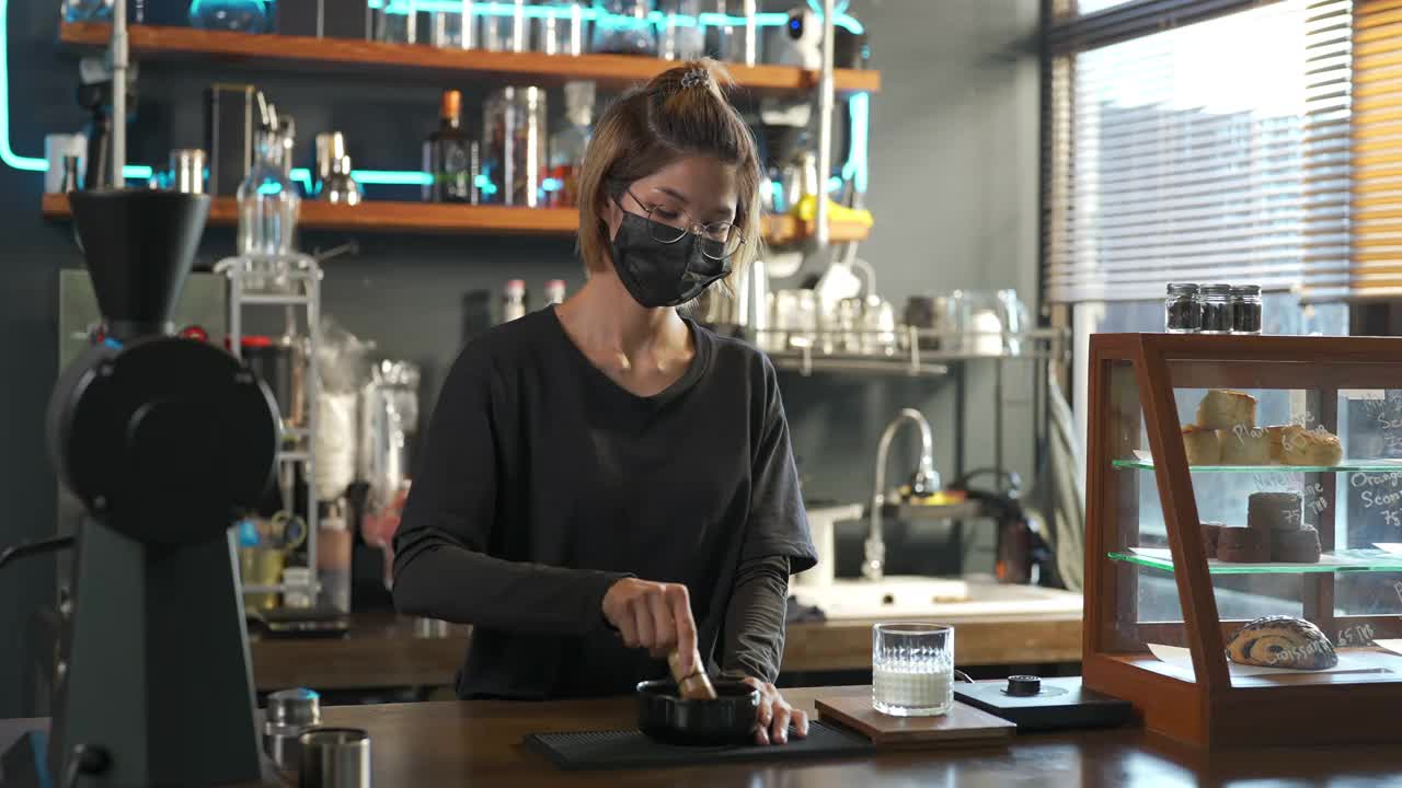 4K亚洲女咖啡师制作冰抹茶绿茶拿铁在咖啡馆为顾客服务视频素材