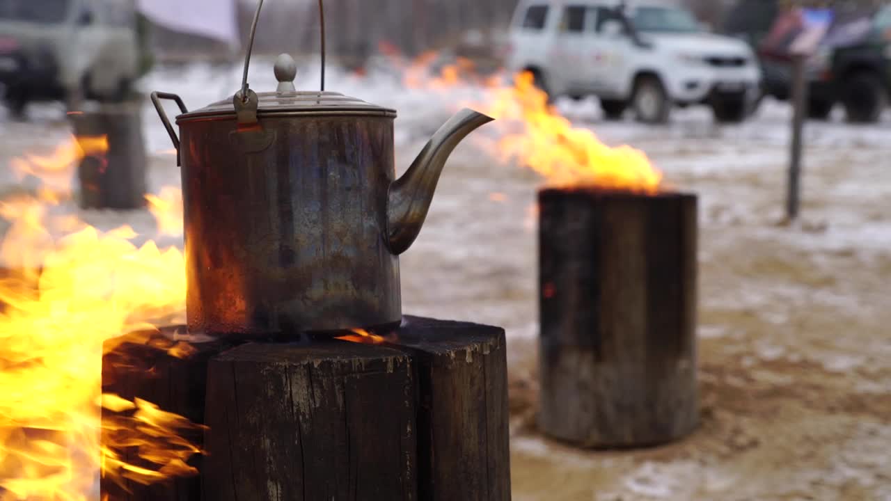 正宗的水壶在芬兰蜡烛篝火上烤着视频素材