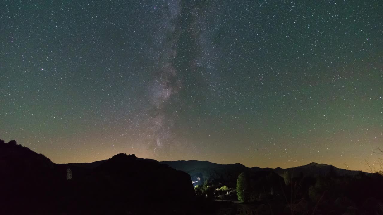 银河系移动在比利牛斯山脉景观，亚诺瓦斯，西班牙视频素材