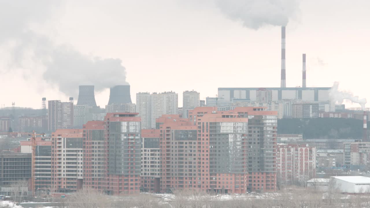 建筑物和工厂在一个阴天的城市视频素材