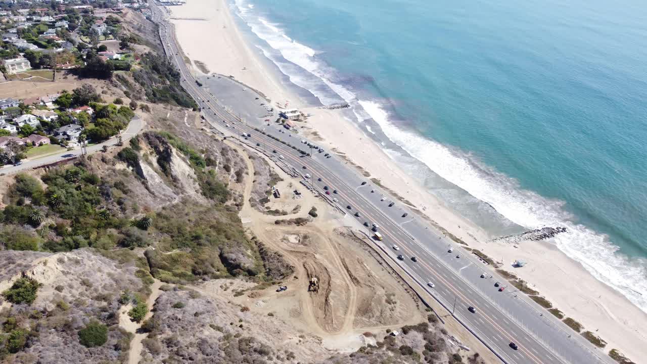 圣塔莫尼卡海岸到太平洋栅栏。太平洋和住宅社区的城市景观。视频素材