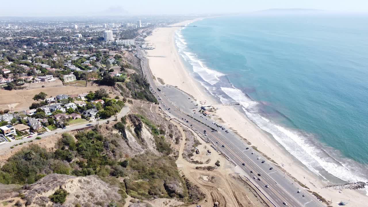 圣塔莫尼卡海岸到太平洋栅栏。太平洋和住宅社区的城市景观。视频素材